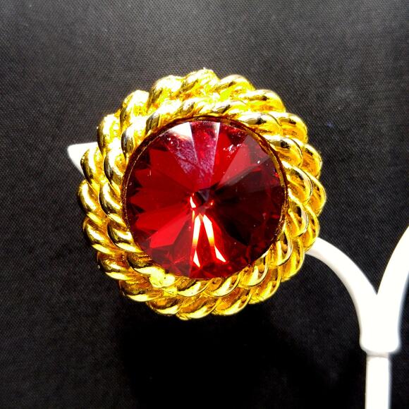 Vintage Red Rivoli Rhinestone Clip Earrings, Gold Plated Rope Design, 1980s - Picture 4 of 10